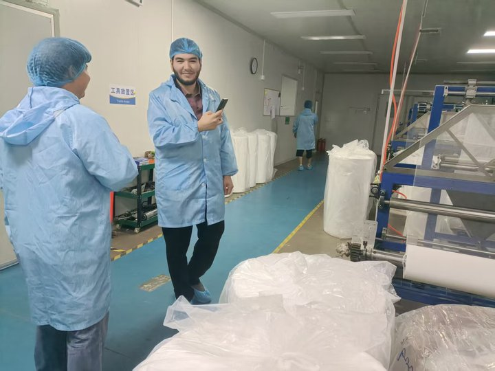Buitenlandse handel in inspectie van nieuwsfactoren door klanten in het Midden-Oosten