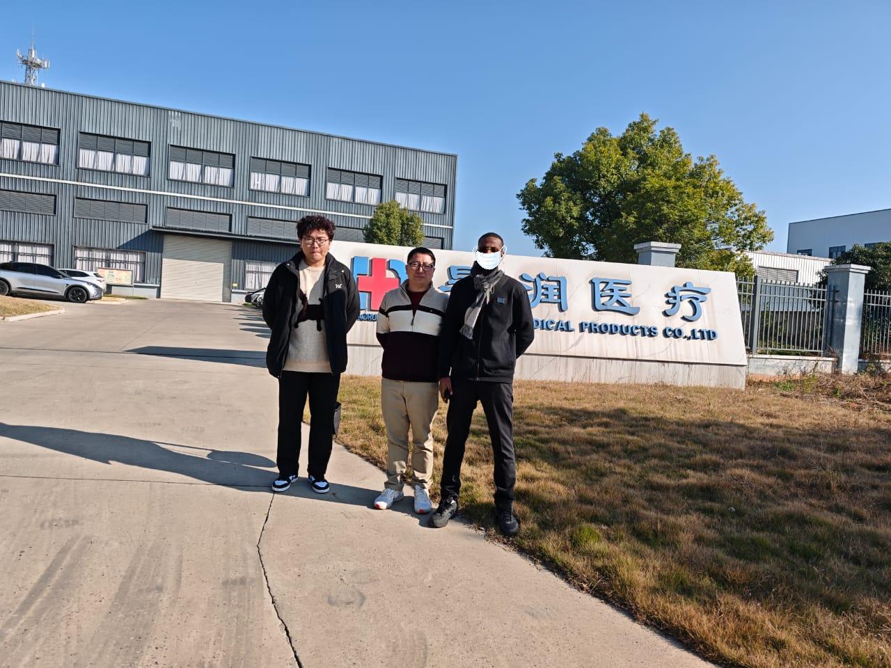 Klant uit Afrika bezoekt onze fabriek op 15 december 2025: diepgaand samenwerkingspotentieel bevorderen